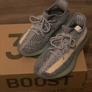 YEEZY BOOST 350 V2